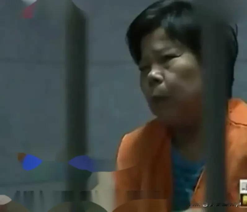 2015年8月13日凌晨，村民小王早早起床下地干活，可当他走到马路上时，远远地发