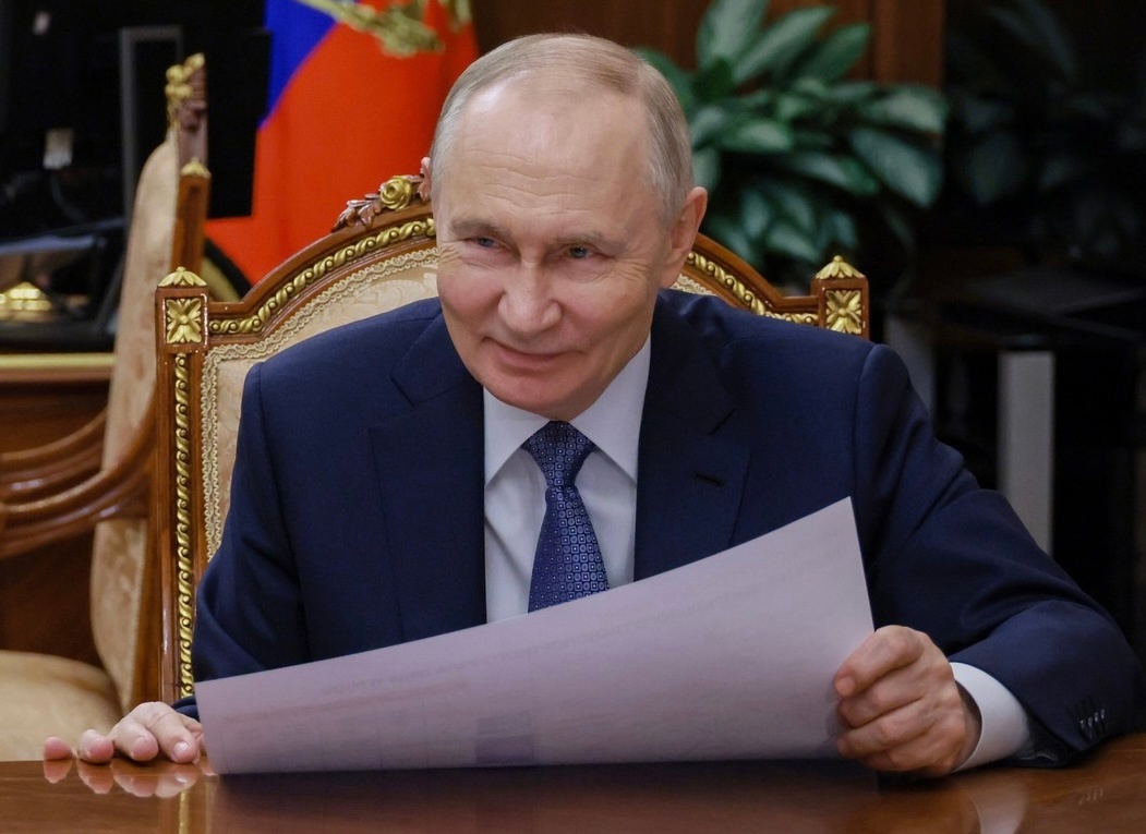 老头对着索比亚宁笑得好甜 