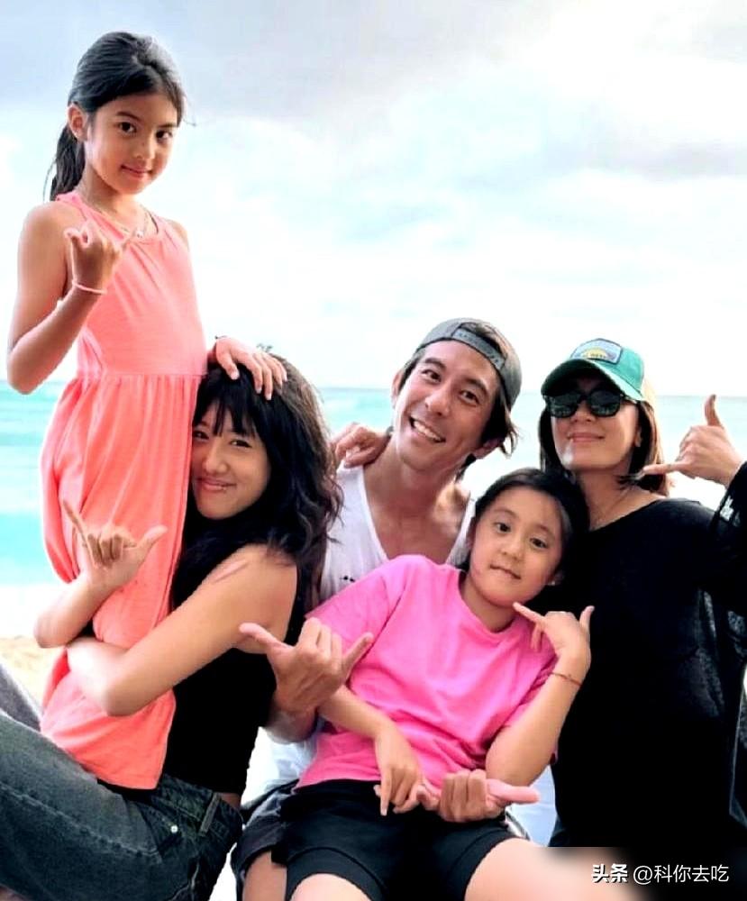 贾静雯这张全家福，看着团圆，其实是继父修杰楷的“投降书”。
大女儿梧桐妹，之前