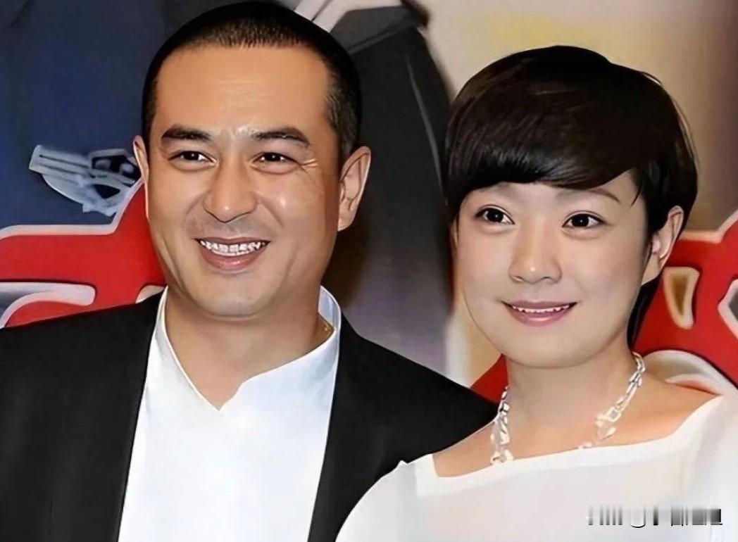 最狠的不是他成了国民大叔。
也不是他拿奖拿到手软。
最狠的是，他红了之后立了条铁