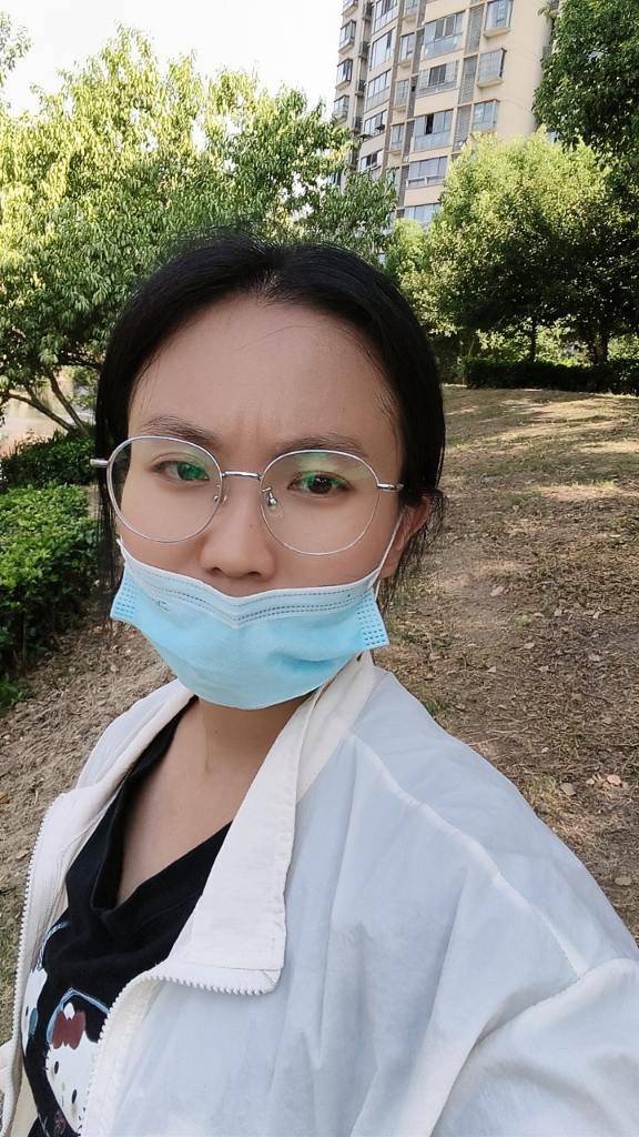 “过了画饼的年纪，所以来点实在的，        钱在哪，爱就在那里…”