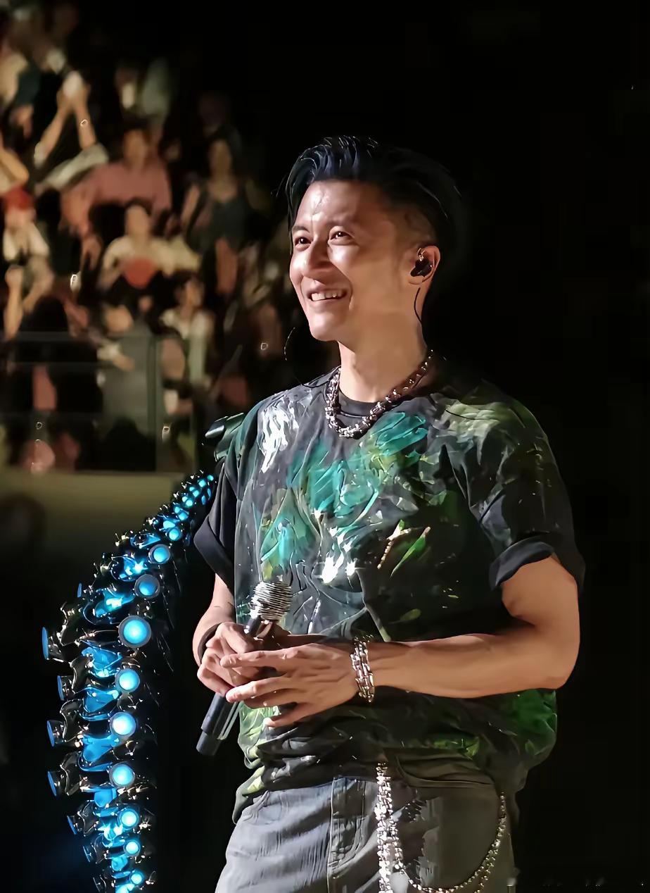 突然发现这两年谢霆锋的演唱会跟观众的互动越来越少了，风格越来越像王小姐！昨晚的演