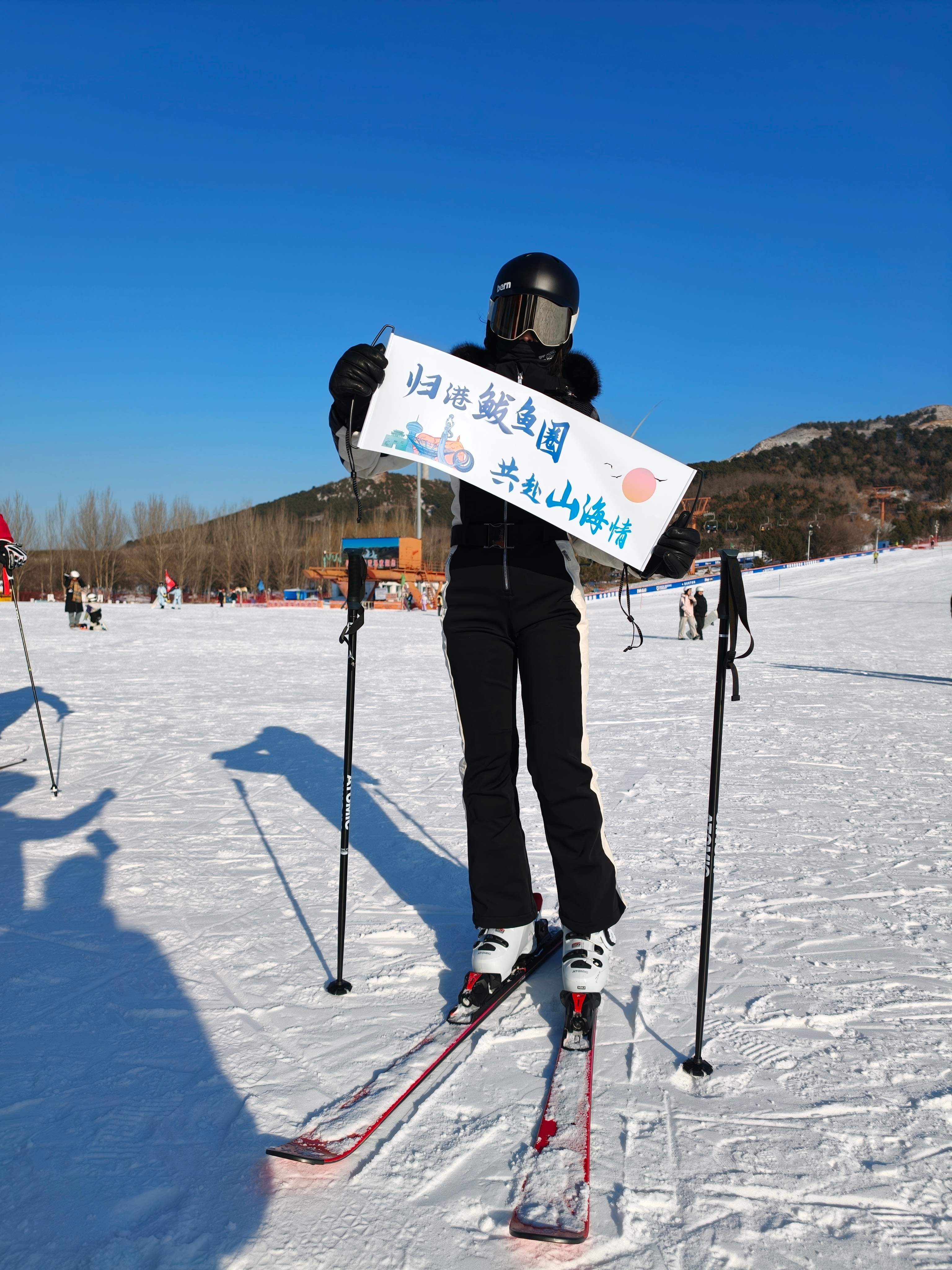 何家沟滑雪场现已开放雪道总长5000米，最大坡度45度，设有高、中、初级雪道共5
