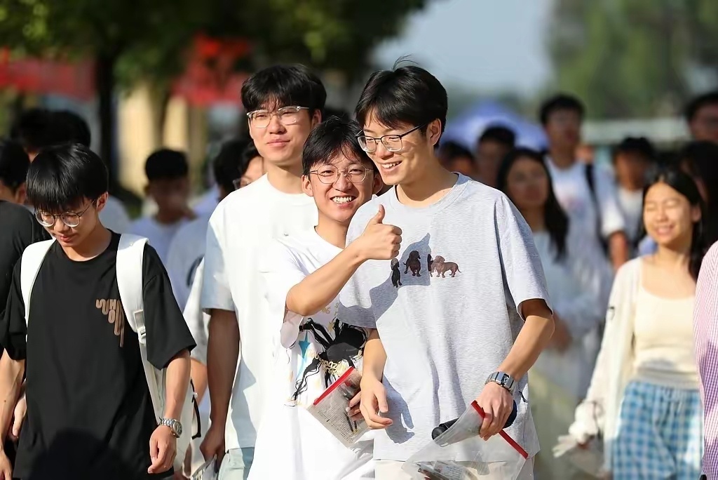 高考数学难哭考生，根据考生和考生家长的反馈，今年高考数学难度比较高，不少家长反应