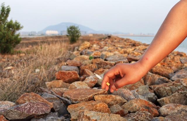 扔了十几年烟头，
草地寸草不生，
大哥当场戒烟：草能被毒死，肺呢？

一男子发现