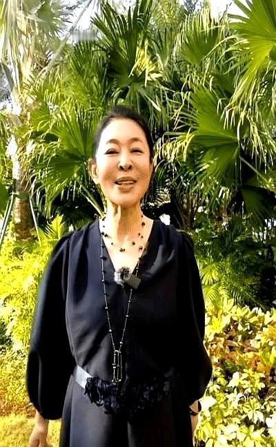 倪萍暴瘦20斤，大家怎么反倒说她憔悴了？

以前的倪萍姐姐，脸蛋圆润，笑得暖洋洋