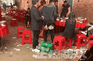 大哥才是这场婚宴的胜利者，满裤头的战利品[大笑][大笑][大笑][大笑][大笑]