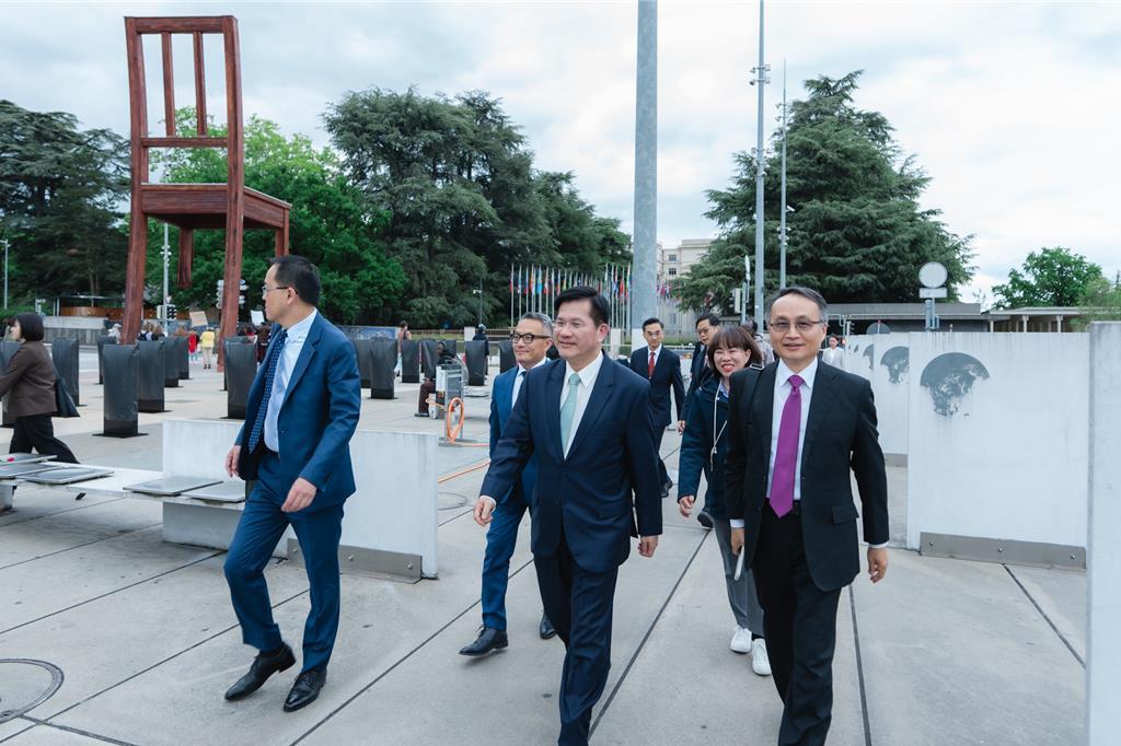 台伪林佳龙碰瓷日内瓦，背景遍插联合国会员国旗帜的大院子是万国宫，林佳龙等人进不去