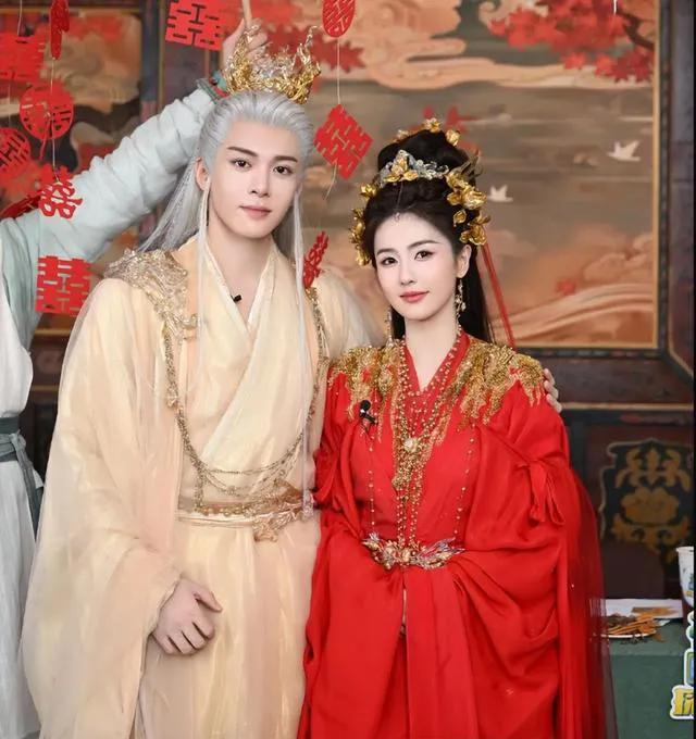 曾舜晞和白鹿能不能擦出火花，还真不好说。在剧外，他俩营业频率超高，微博互动、杂志