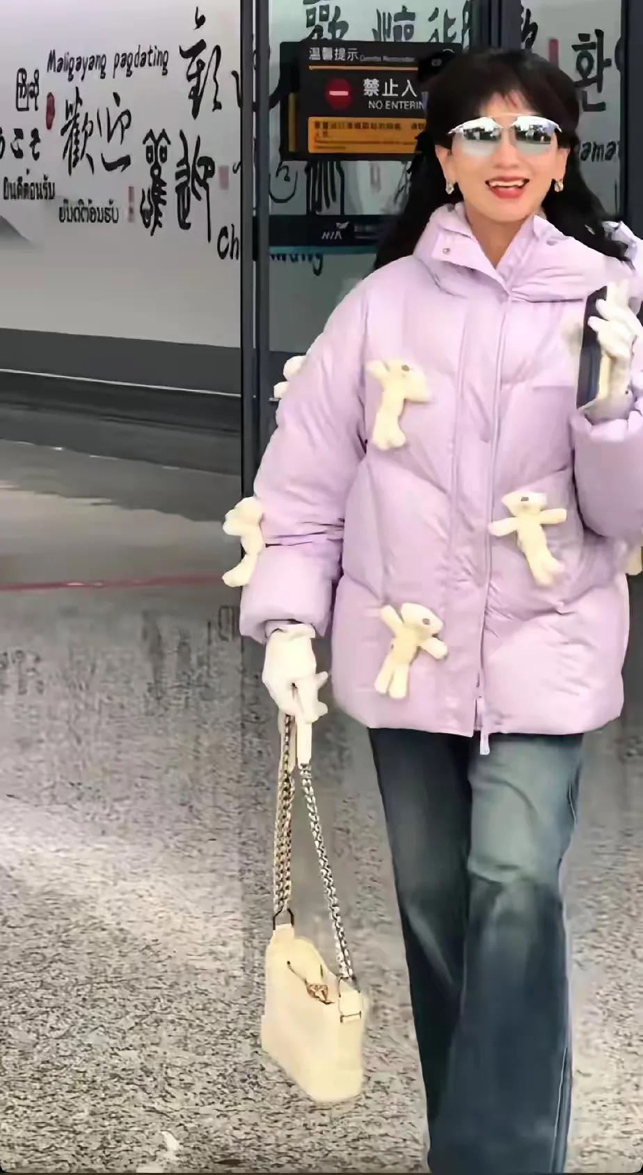 赵雅芝，羽绒服很好看，但她穿上有点不太适合，从没感觉她的衣品这么差过。