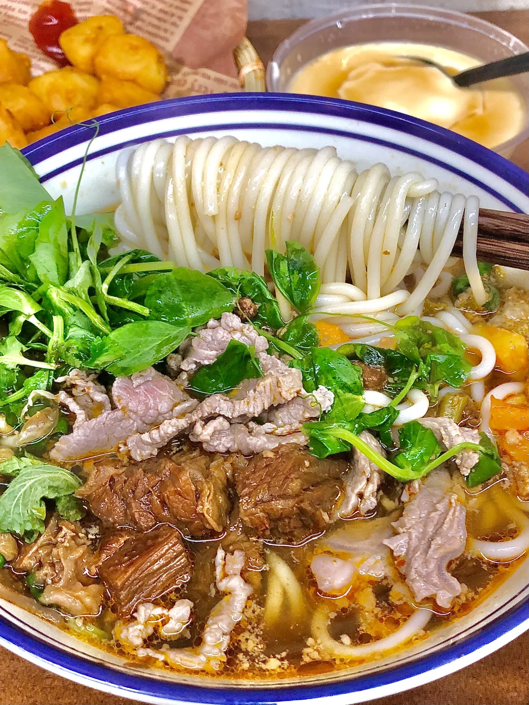 摆摊12年的云南生烫牛肉米线老板开店了！