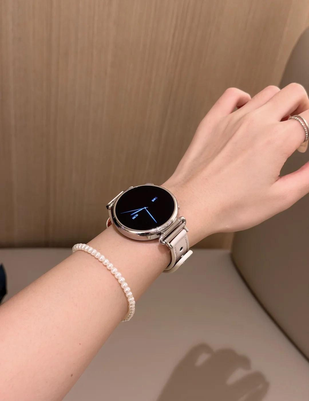 华为gt7…温柔入秋咯～
华为gt7+灰白柳丁⌚️
get到了灰白色的温柔搭配！