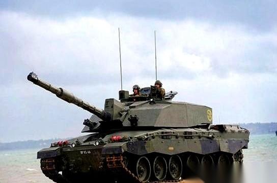 五十多度。
一个密不透风的铁罐头，里面的人能直接热晕过去。
就这么个价值几千万的