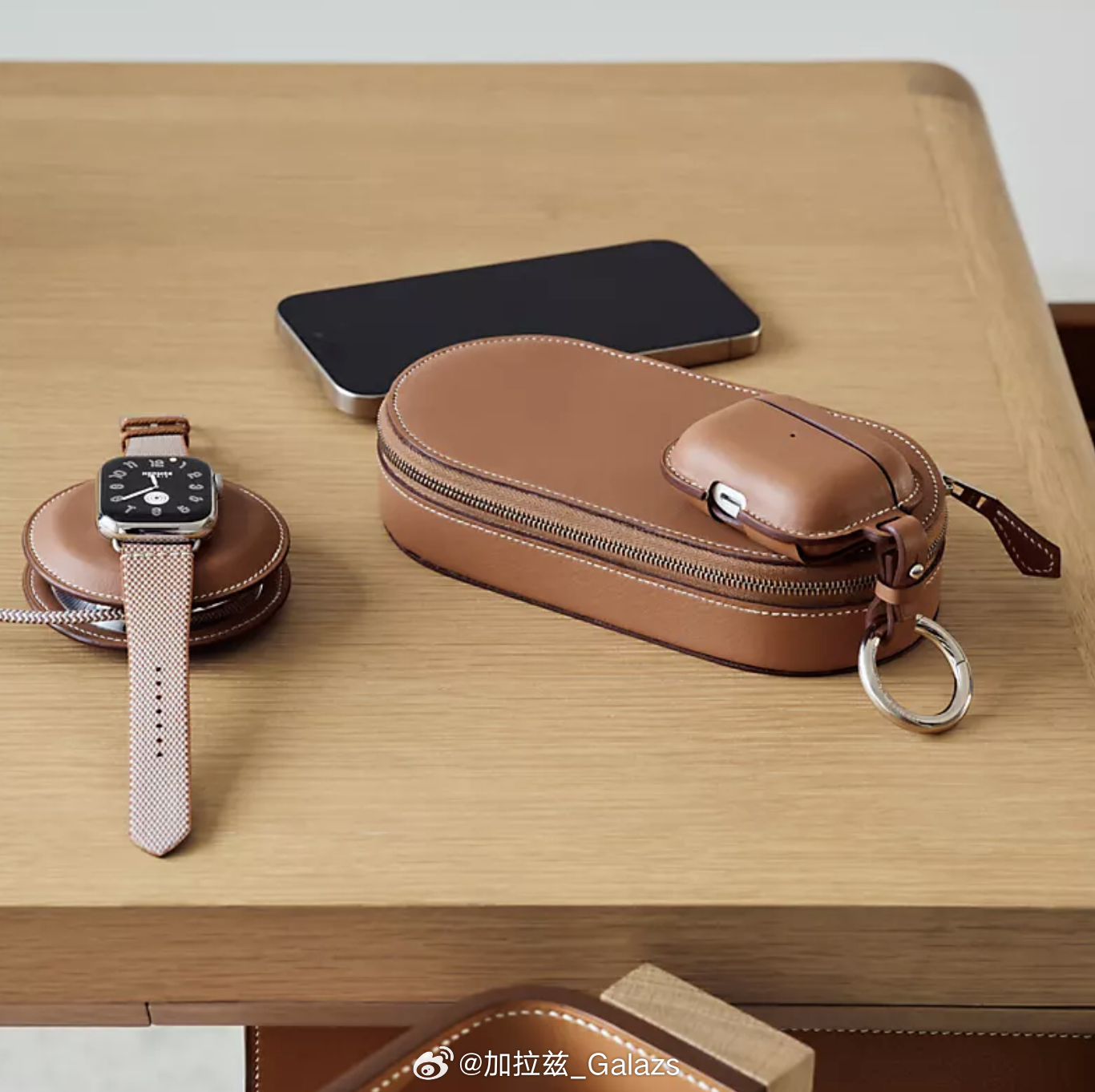 爱马仕和苹果出了一款便携充电器可以同时为苹果手表和苹果手机充电但是功率最高15W