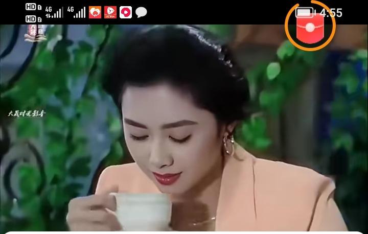 办公室里品茶端坐的朱琳，穿白套装干练沉稳，职场女性风采尽显极致，这个东方美人在任