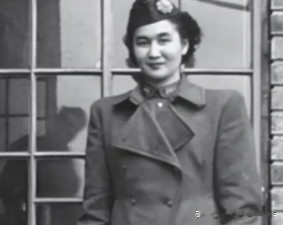 1940 年，地下党康乃尔正在茶楼玩牌，一军统美女突然拍了拍他的肩膀，使了个眼色