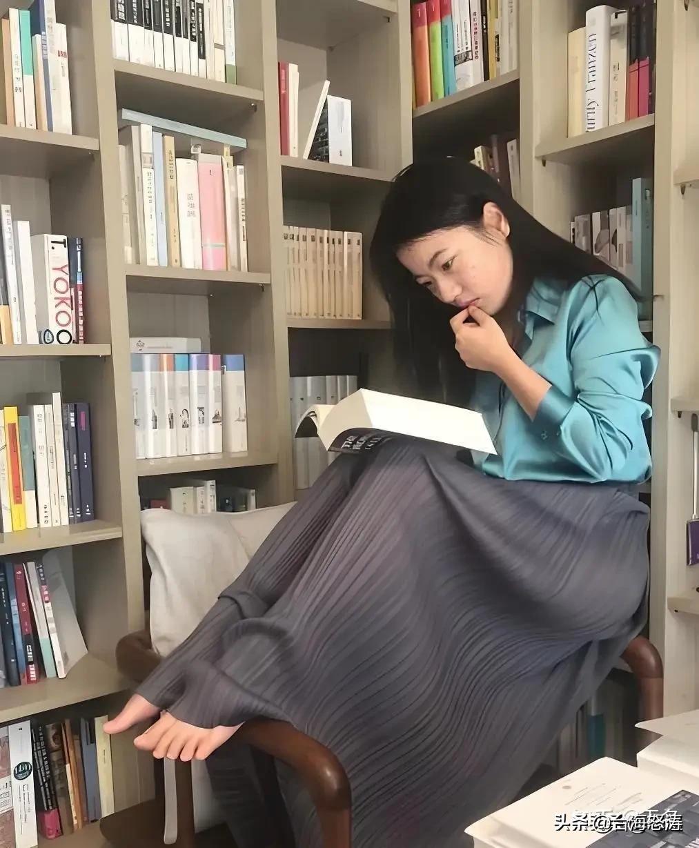 蒋方舟的文章和书，是否为其母亲代笔？
早在2012年，知名打假人方舟子就曾公开质