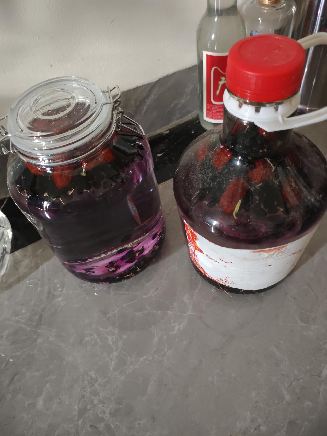 今日美食记录今日记录一下我们家的美酒，我儿子自己泡的红枣黑构杞白酒，白酒是东北自