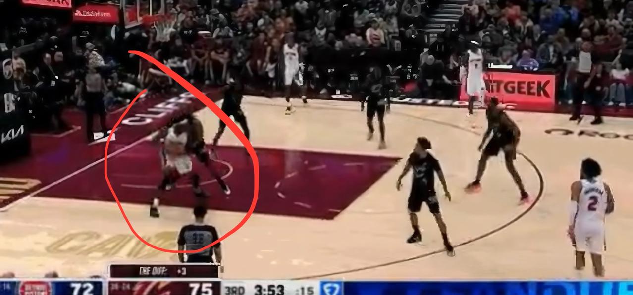 第三节还剩3分50秒时，哈登低位面对活塞的斯图尔特，先是用身体顶住了对方，随后果