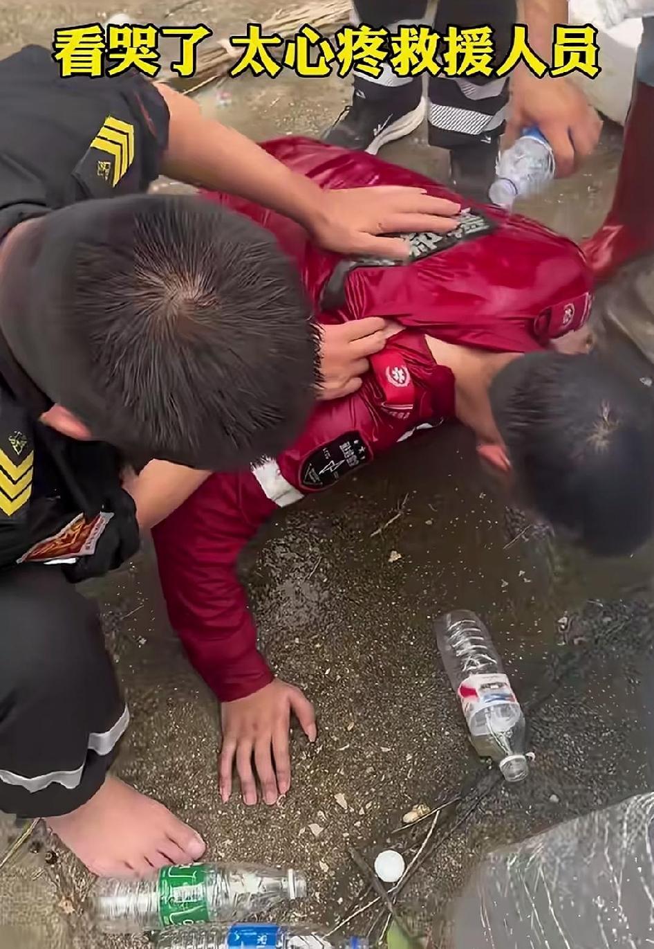 网上全都在刷“等一个奇迹”，
几万吨的泥石流砸下来，
底下压着个连媳妇都没娶上的