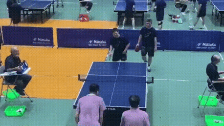 不懂就问：
这个是哪里的比赛呢？感觉有点奇怪。