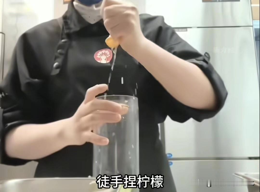 霸王茶姬一觉醒来直接天塌了，福建漳州一店员凭一己之力，让全国奶茶店连夜开会！
 