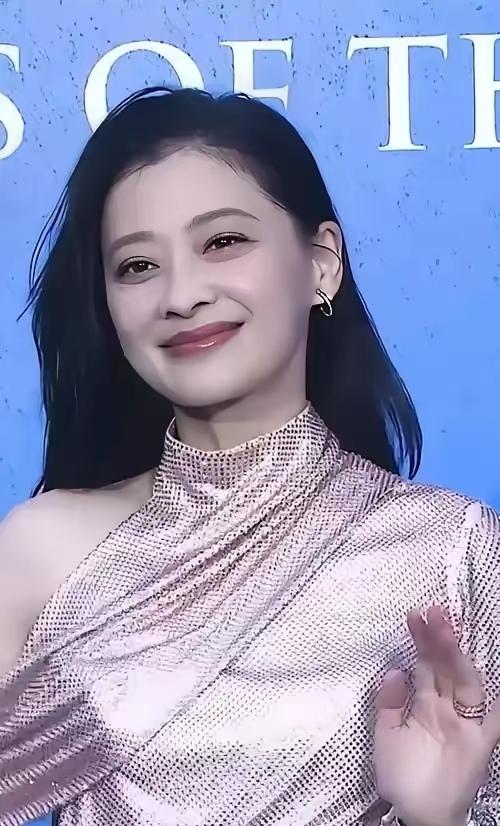 俗话说得好：“看一个女人的婚姻幸不幸福，看她双手就知道了。”
梅婷的这双手，怕是