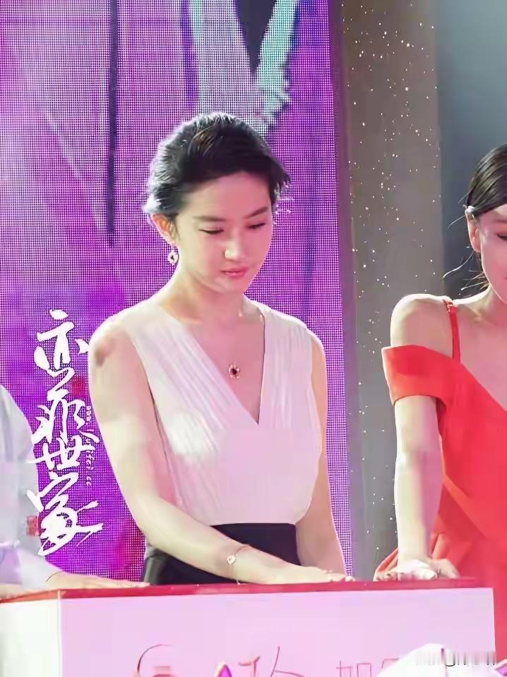 刘亦菲：真的，心情低落郁闷的时候，看看神仙姐姐，心情就平静了 