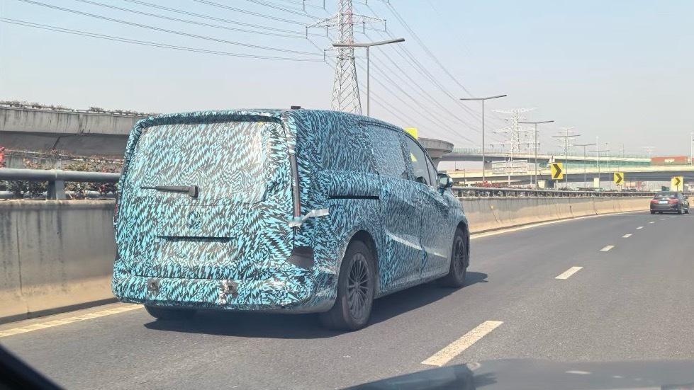 奔驰MPV完全乘用化后的首款新车VLE国内路试，未来奔驰应该也会像大众一样把商用