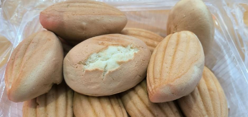 路边摊的蛋糕不要买。

今天踩雷，路过一个路边摊的做蛋糕的。
闻到味道挺香的，就