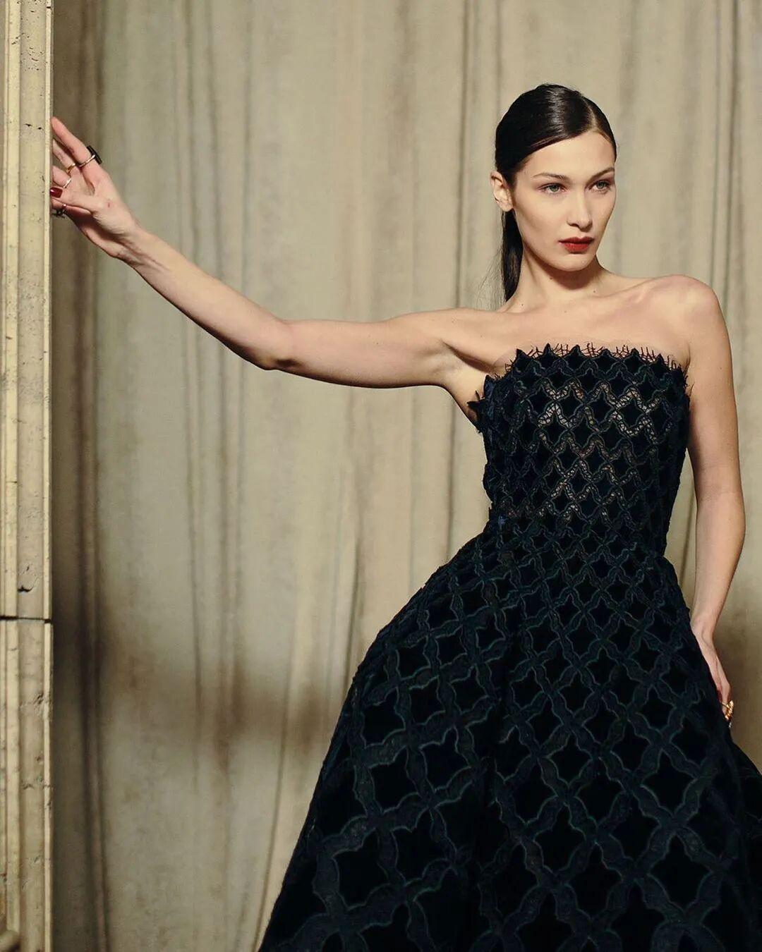 Bella Hadid，1996年出生于美国洛杉矶，拥有巴勒斯坦和荷兰的混血背景