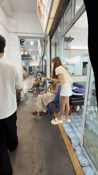中越边境云南河口“越南风情街”。
这里有很多越南人开的推拿按摩店。
在店里为客人