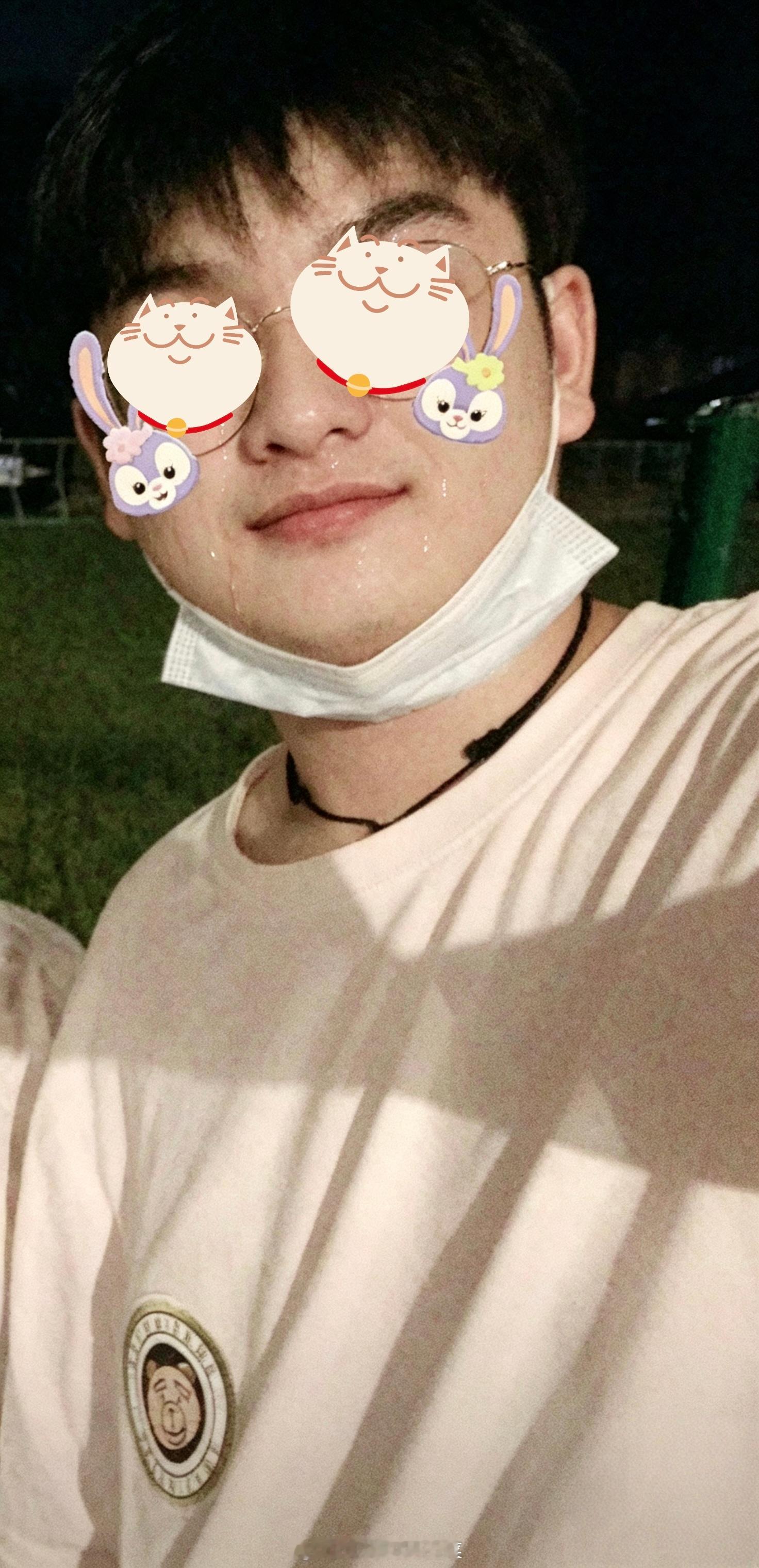 炸鸡块在深夜的街头看到粉圈的事情落泪了😭 