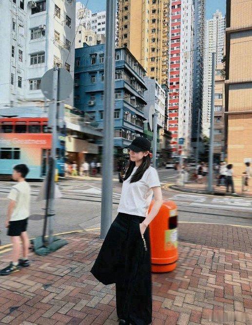 迪丽热巴扫货十分钟买了十几件近日设计师发文爆料，迪丽热巴现身上海本土独立设计师门