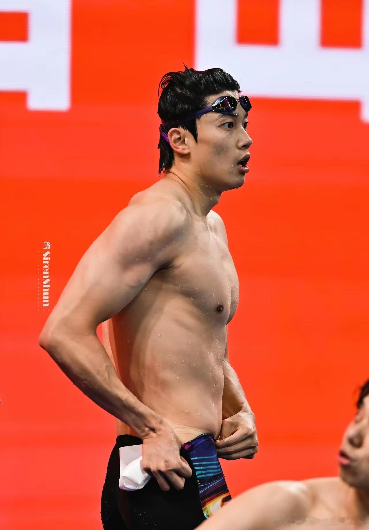 求一个高人把左右两个人P走，人体美学巅峰，女娲造物奇迹汪顺富有且慷慨，哥哥能不能