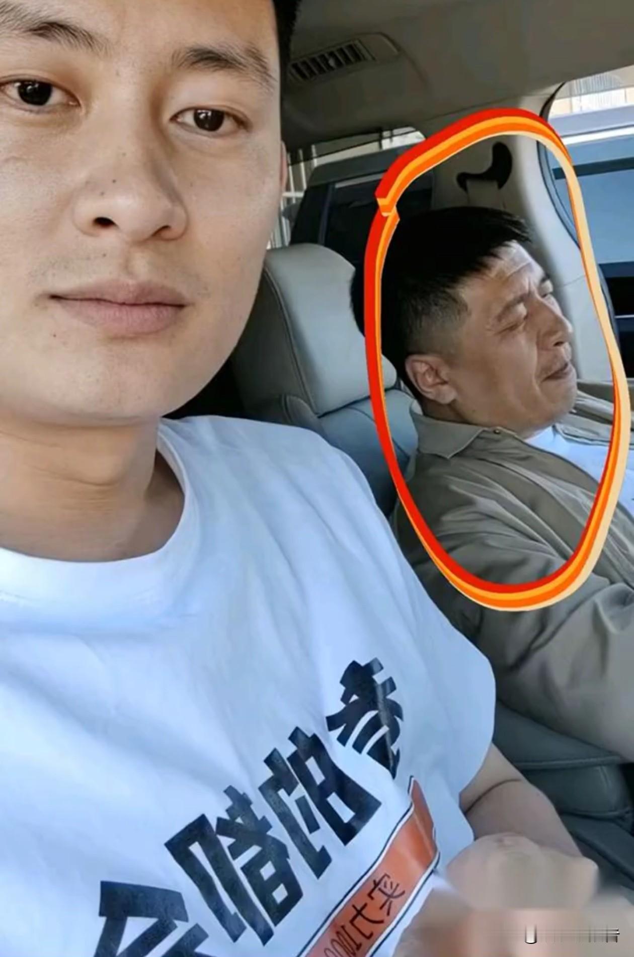 别信什么“老板最轻松”的鬼话。  
看看张雪峰最后那张合影，眼袋快掉到下巴，脸色