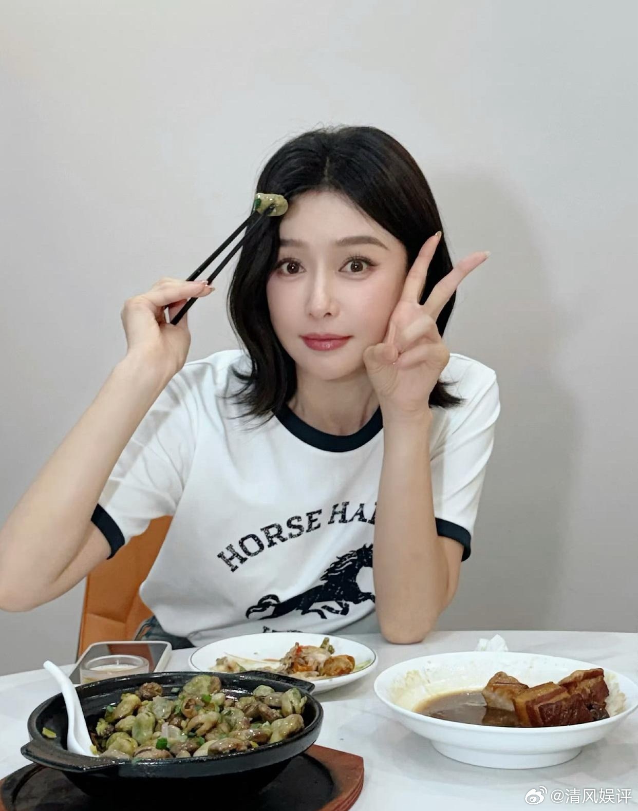 1.秦岚发了疑似有魏大勋声音的live图，还删了重发消音版，事情被发现后，魏大勋