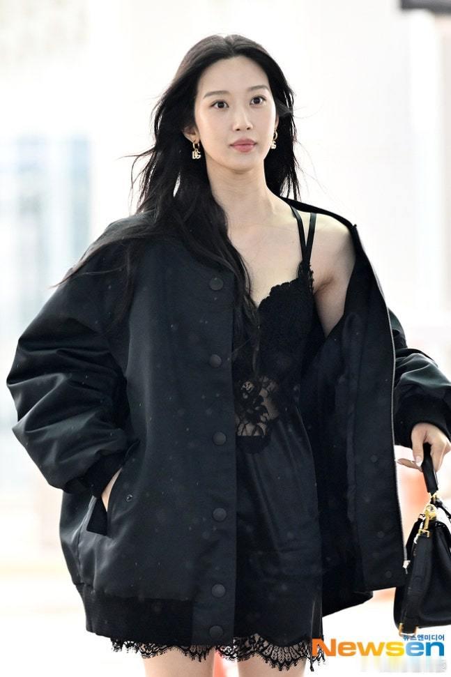 文佳煐穿睡衣走机场文佳煐穿内衣走机场被审判 这咋了？很美啊！！ ​​​