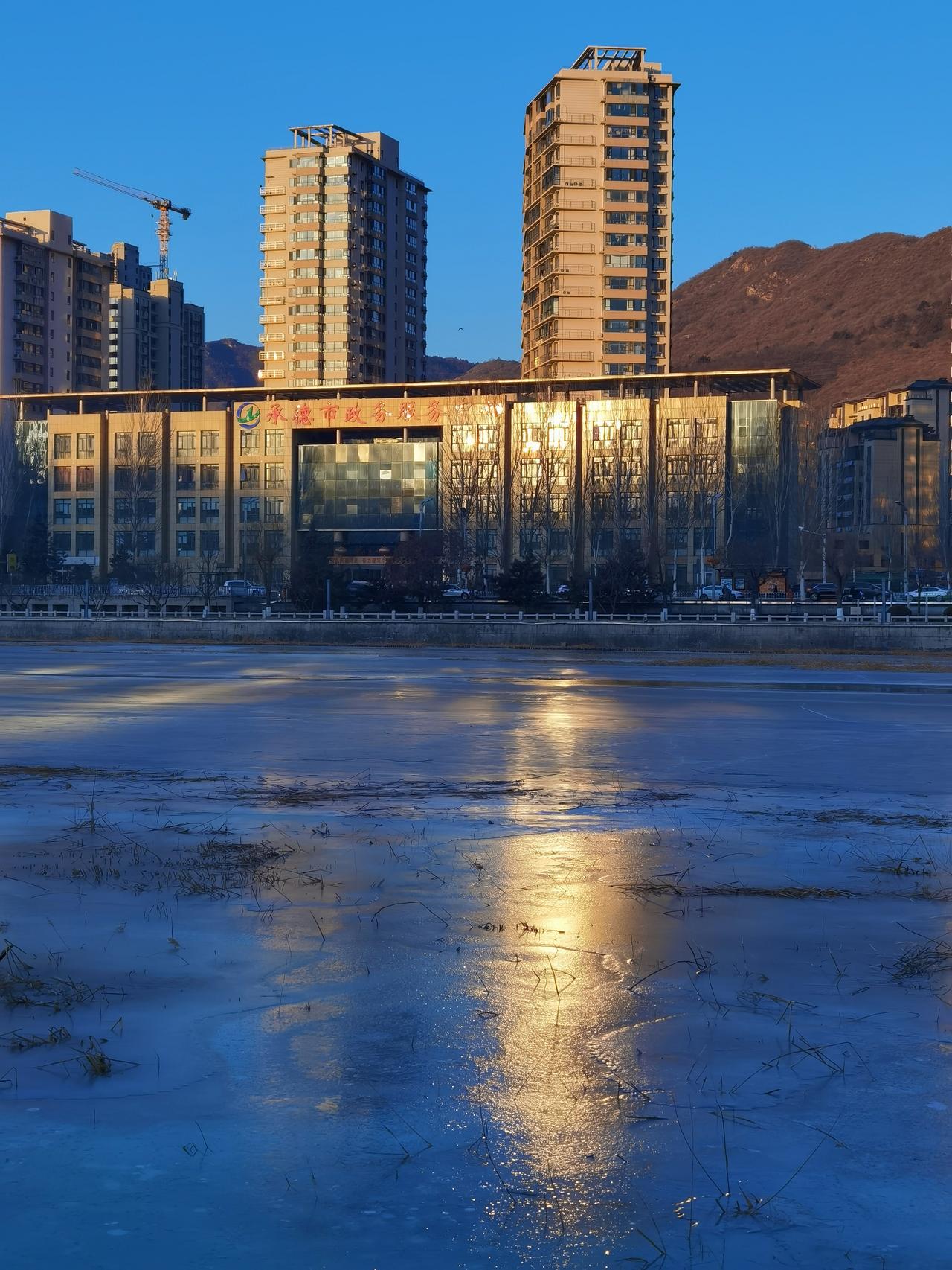 承德冬日的武烈河，少了往年冰上的乐趣与热闹。

临近立春了，塞外承德仍然是冰天雪