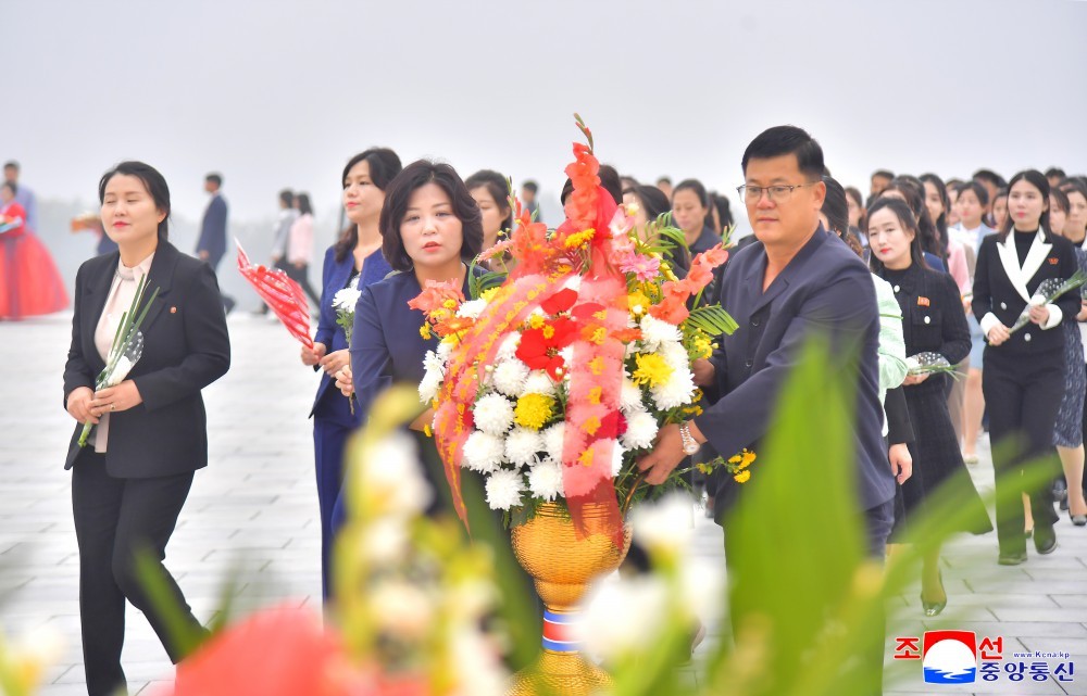 🔴【我国民众向金日成同志和金正日同志铜像敬献花篮】值此建党８１周年之际，各地干