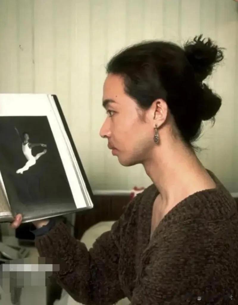 金星1967年出生于中国沈阳，
1976年考入沈阳军区政治部前进歌舞团，
197