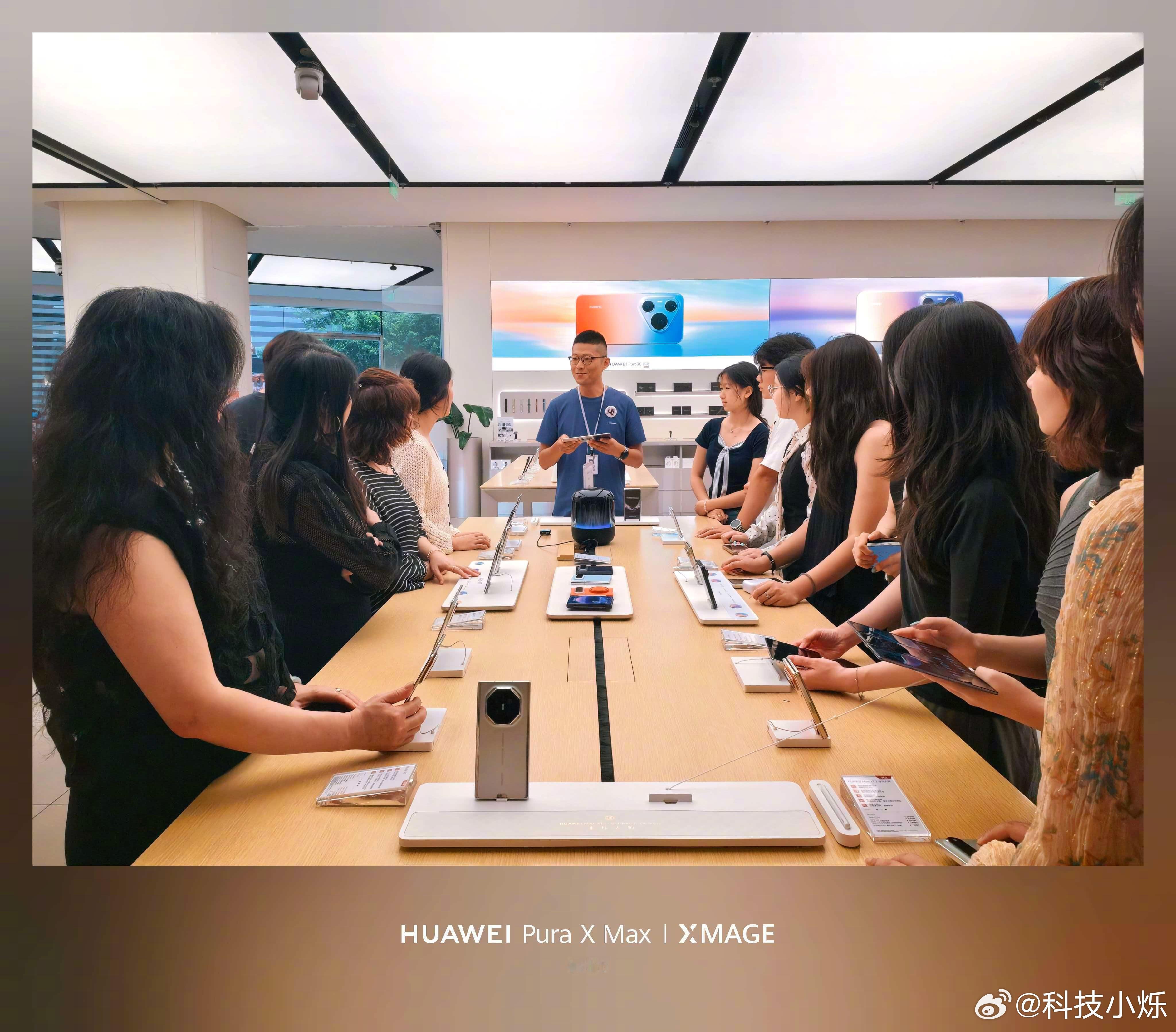 华为展翼三折叠首批用户口碑 以前看到三折叠，第一反应可能就是一句：屏幕真大。但这