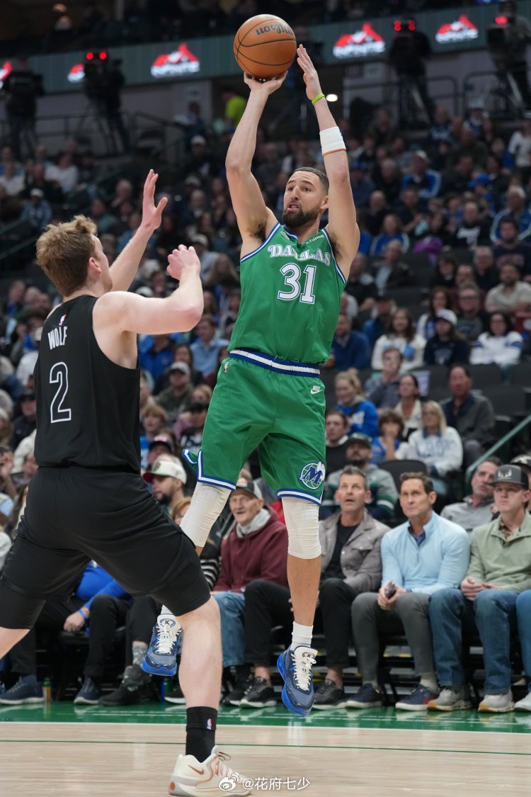 【克莱】我会说一些小事，告诉他们我当新秀时的感受，或者我会怎么不同的去做。我试着