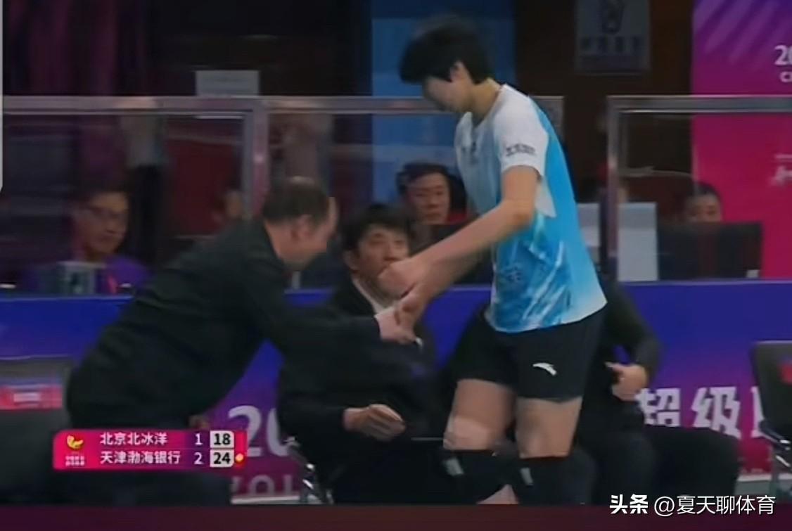 北京女排真是赔了夫人又折兵！今天输球也就算了，又把小将董禹含给伤了，董禹含是北京