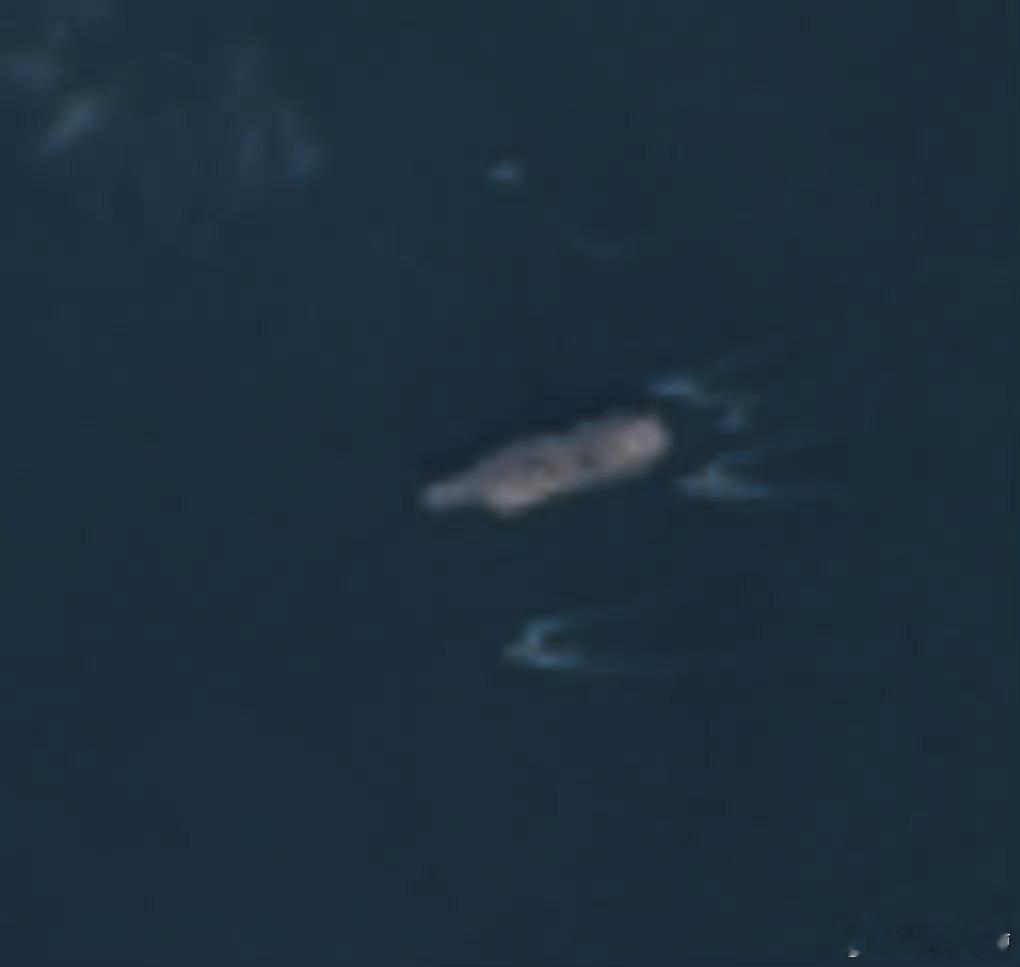 福建舰速度挺快，没有像之前预想的回江南厂，而是去青岛了现在已经和先期回港的辽宁舰