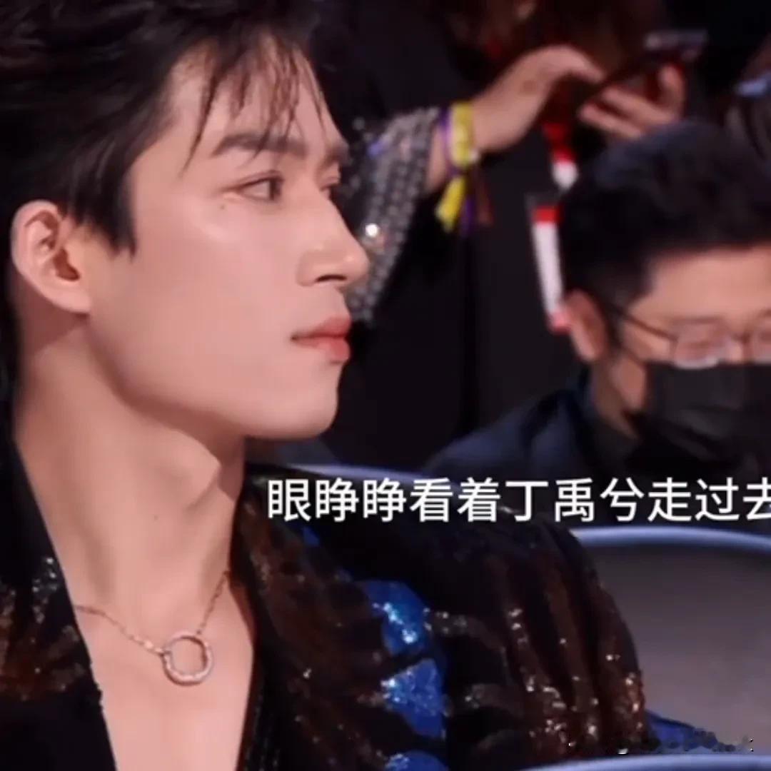 丁禹兮去接虞书欣的时候，王星越笑得比吃瓜群众还开心[捂脸]

一开始盯着丁禹兮上