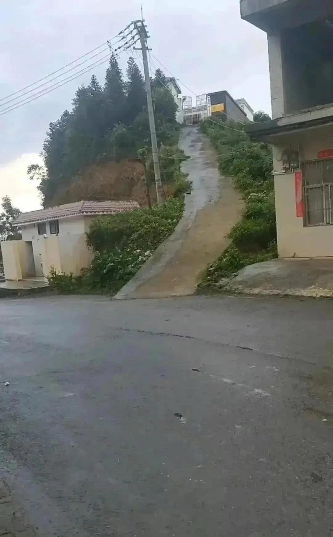 这户人家住那么高车能开的进去吗?