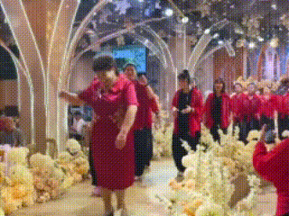 婚礼上，喜婆婆领舞跳得真带劲儿！



无论胖瘦，只要身体协调就好！
韵律都在点