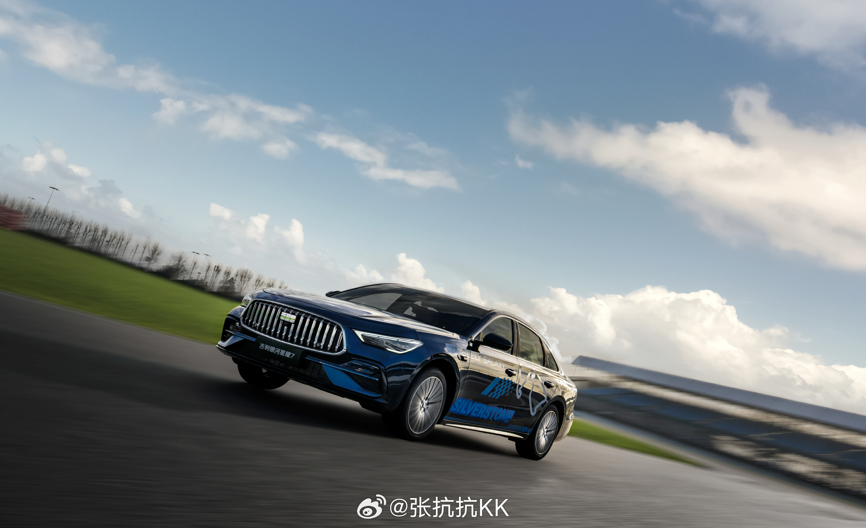 银石赛道上，要么是狠车，要么是有点故事的老车，一般车过去还真撑不住场子。星耀7去