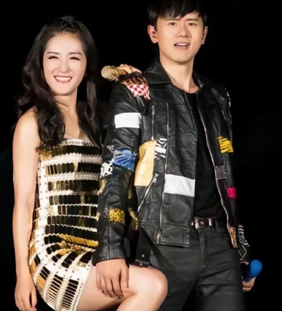 估计张杰比吃了苍蝇都恶心，原因很简单，

张杰澳门跨年演唱会安排谢娜做为嘉宾同台